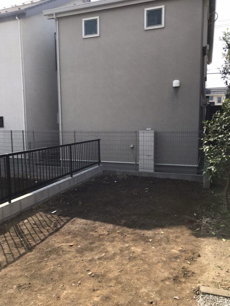 作業前。建物の脇の、土がむき出しのスペース