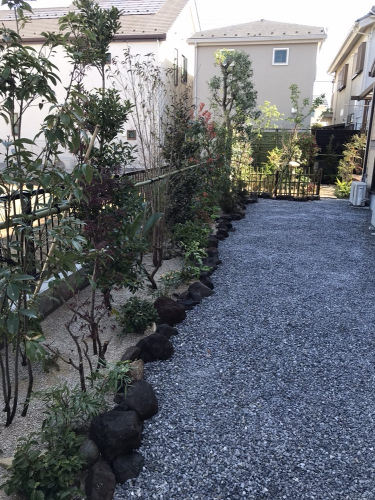 完成後。竹垣と石を添え、砂利で仕上げた通路