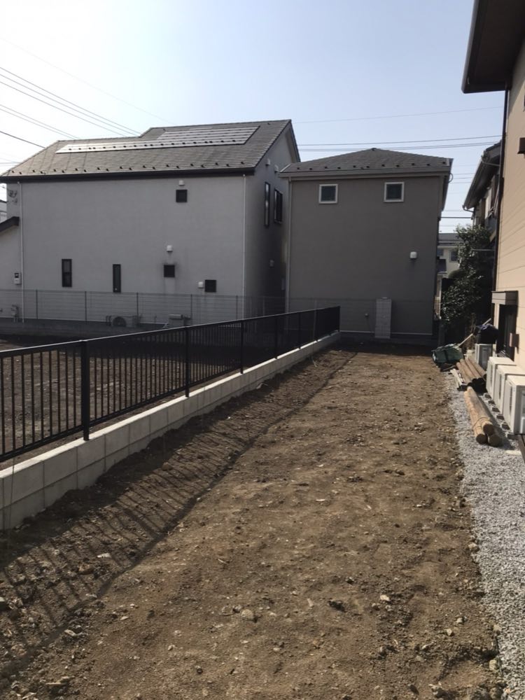 作業前。細長く土がならされただけの通路
