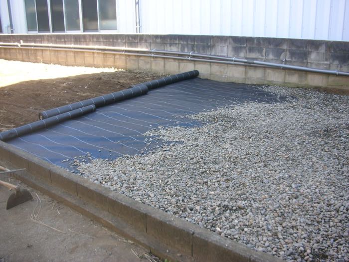 防草シートを敷いて砂利で仕上げた施工事例